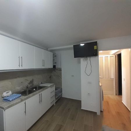 Lovely 1-Bedroom Apartment In Sarandë エクステリア 写真