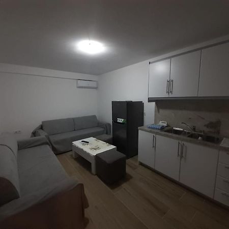 Lovely 1-Bedroom Apartment In Sarandë エクステリア 写真