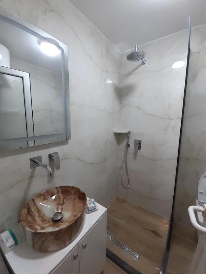 Lovely 1-Bedroom Apartment In Sarandë エクステリア 写真
